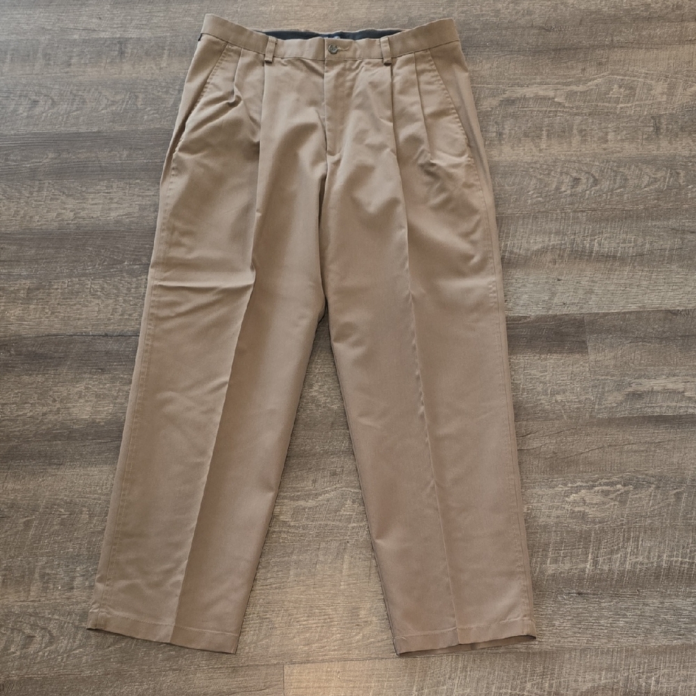 Dockers Men's Tan Pleated Chinos